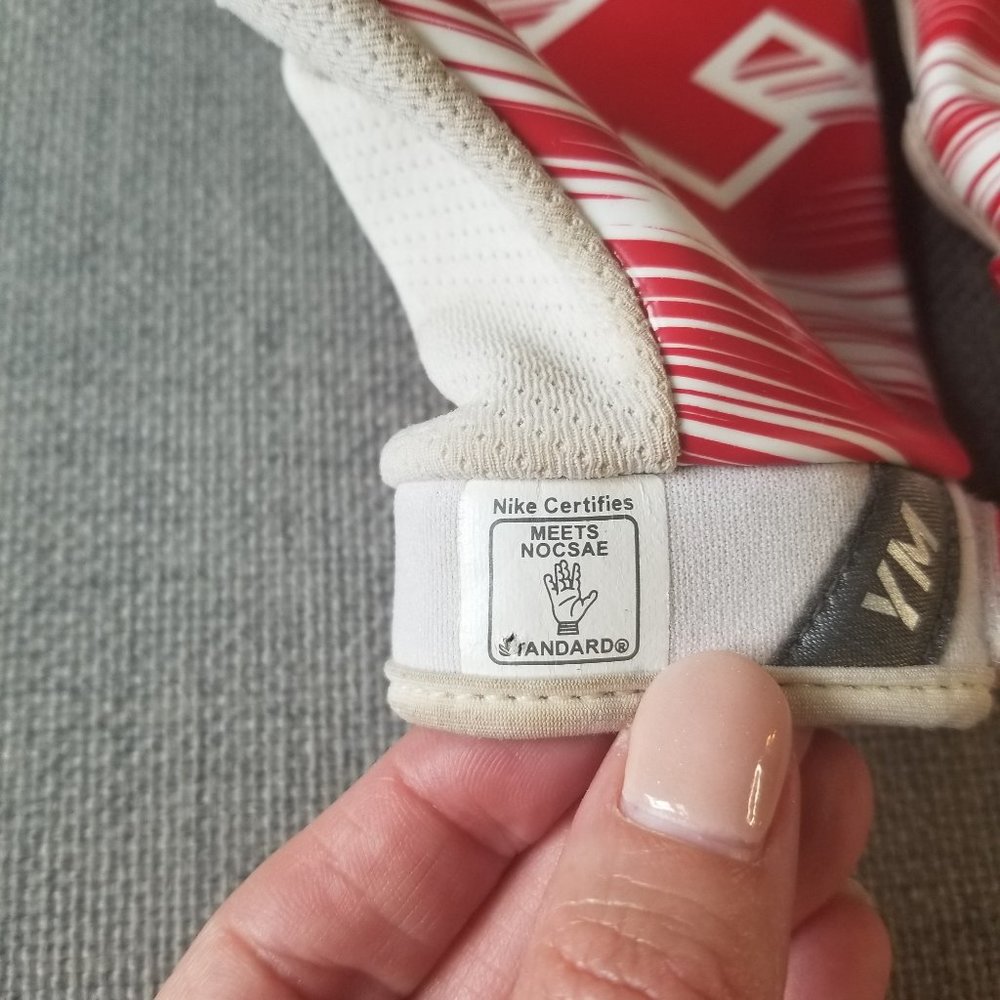 Nike Medium YOUTH Football gloves  🏈 - Picture 3 of 6